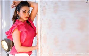 Lavina Israni looks graciously sensuous in a pink attire